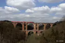 RE 3 von Dresden nach Hof mit Dostos und BR 143schiebend auf der Elstertalbrücke am 10.04.2016 