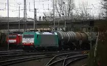 Die Cobra 2808 kommt aus Richtung Köln,Aachen-Hbf mit einem langen gemischten Güterzug aus Köln-Gremberg nach Antwerpen-Noord(B) und fährt in Aachen-West ein. Aufgenommen vom Bahnsteig in Aachen-West. 
Bei Sonne und Regenwolken am Nachmittag vom 7.4.2016.