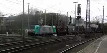 Die Cobra 2819 kommt aus Richtung Montzen/Belgien mit einem  gemischten Güterzug aus Antwerpen-Noord(B) nach Köln-Gremberg und fährt in Aachen-West ein. Aufgenommen vom Bahnsteig in Aachen-West.
Bei Sonne und regenwolken am Nachhmittag vom 7.4.2016.