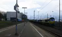 Zwei Class 66 266 031-4,266 026-4 beide von Railtraxx fahren mit einem langen  Coilzug aus Linz-Voestalpine(A) nach Antwerpen-Waaslandhaven(B) bei der Abfahrt aus Aachen-West und fährt in Richtung Montzen/Belgien. 
Aufgenommen vom Bahnsteig in Aachen-West.
Bei Sonne und Regenwolken am Nachmittag vom 7.4.2016.
Und das ist mein 5800tes Bahnbild bei http://WWW.Bahnbilder de.