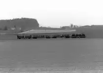EBT/VHB/SMB: Ein Personenzug der 80er-jahren mit der EBT Re 4/4 II 113 zwischen Solothurn und Biberist. Bei den Bi 471-474 handelt es sich um ehemalige Stahlwagen der SBB (Bi 20-03 006 bis 011).

Hier noch den Hinweis von Rolf Hertli:

Die ganze EBT-Gruppe hat 1976/77 solche Wagen von der SBB übernommen. Es handelt sich um ehemalige Holzkastenwagen mit offenen Plattformen(1909-1911), die 1949-53 einen Stahlkasten mit gleicher, deshalb relativ enger Abteileinteilung erhielten:

EBT Bi 421-432, VHB Bi 441-442, SMB Bi 471-474.

Auch die DBB hatte manchmal solche Wagen in den Zügen auf dem EBT-Netz.

Die DBB besitzt auch einen solchen Wagen, allerdings von der GFM, der noch aufgearbeitet werden muss

Die D2 921-925 1964 ex BLS (Bj. 1900-1914), Bi ex SBB wurden als Ersatz für auszurangierende Holzkastenwagen beschafft

Foto: Walter Ruetsch 