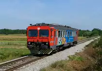 Ursprünglich als SJ Y1 in Schweden unterwegs, kamen  Mitte der 1990er Jahre an die 20 Stück nach Kroatien wo sie noch heute als HŽ serija 7122  auf Nebenbahnen anzutreffen sind. 7122 004 war am Vormittag des 28.08.2015 als Zug 3311 von Mursko Sredisce nach Varazdin unterwegs und wurde von mir bei Pusnice fotografiert.
