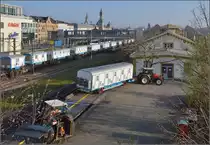 Erstaunliches in Konstanz. Der Schweizer Zirkus Knie ist zu Gast, aber nur im Transit. In Deutschland ist es normalerweise eine Kunst, überhaupt noch eine Laderampe zu finden... Am Bodensee hilft erstaunlicherweise die deutsche Seite mit einer Laderampe aus... April 2016.