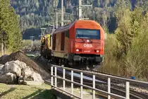 2016 051-2 bringt gerade drei Schotterwagen des RU 800 S, vom entladen in Dellach, zurück.
Aufgenommen am 11.4.2016 nahe der Haltestelle Berg im Drautal. 
