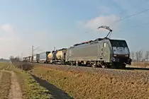 Am 07.02.2015 bespannte die ES 64 F4-992 (189 092-0) einen Containerzug nach Aachen West/Belgien, als sie bei Hügelheim auf der KBS 703 in Richtung Freiburg fuhr.