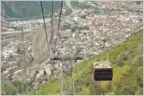 8 Kabinen zu 30 Personen verkehren auf der 4,5km langen Rittner Seilbahn im Abstand von 1,5km. Die Fahrt über fast 1000 Höhenmeter dauert 12 Minuten. (16.04.2016)