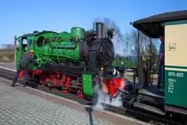 Die Lok des Rasenden
Roland’s Mh 52 erhält kurz
vor der Abfahrt in Putbus
noch etwas Pflege. -
09.04.2016