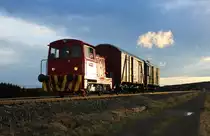 Am 16.04.16 hatten wir eine Fotofahrt mit T211 0608 und M131 1513 von Křimov nach Vejprty und zurück. Hier T211 0608 mit einem Nahgüterzug im Sonnenuntergang in Nová Ves.