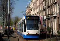 Recht schön gelegen ist die nördliche Endstelle der Linie 3, wo die Straßenbahn in einer Häuserblockschleife an der Zoutkeetsgracht wendet. Am 11.04.2016 hatte der Tw. 2115 gerade die Einstiegsstelle verlassen und fährt durch die Houtmankade ins Stadtzentrum. 