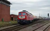 232 673 der LEG bespannte am 07.04.16 einen Kesselwagenzug von Baalberge nach Polen. Beim Verlassen des Startbahnhofs Baalberge hatte der Zug bereits eine Stunde Verspätung.