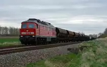 233 285 bespannte am 07.04.16 den Kohlezug zur Zuckerfabrik Könnern. Hier befand er sich zwischen Biendorf und Baalberge. 