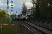 Am Sonntag den 17.4.2016 fährt der Eurobahn-Triebwagen ET 7.08 als RE13 nach Venlo.
Gerade hat er den Bahnsteig Gleis 2 in Dülken verlassen und fährt gleich in den eingleisigen Abschnitt zwischen Dülken und Kaldenkirchen ein. 17.4.2016