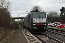 Durchfahrt am 24.02.2015 von der ES 64 F4-993 (189 093-8) mit einem Containerzug nach Holland in Orschweier gen Offenburg.