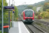 7 Jahre nach Bild 935366 gab es wieder Leben in Burgbernheim-Wildbad. 440 313 fuhr am 5.10.11 solo als RB nach Würzburg ein. Die Straße hinten rechts führt übrigens bergauf zum namensgebenden Wildbad. 