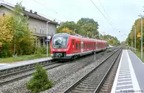 Am 5.10.11 hielt „Mopsgesicht“ 440 825 im elf Monate zuvor reaktivierten Haltepunkt Burgbernheim-Wildbad. Sieben Jahre nach Bild 935368 waren zwar die Bahnsteige von Grünwuchs befreit, dafür wuchs ein Tannenbaum zwischen den Gleisen. 