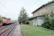 Als 143 895 mit ihrer RB nach Würzburg durch Burgbernheim-Wildbad raste, war der Bahnof schon 26 Jahre geschlossen. Kaum Jemand glaubte am 1.10.04, dass 6 Jahre später dort wieder Personenzüge halten würden. 