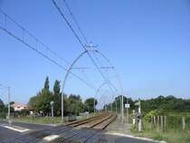 Alte Portaloberleitung an der 1927 von der MIDI elektrifizierten Strecke nach Arcachon. 
An einem Bahn�bergang bei Le Teich.

17.09.2004