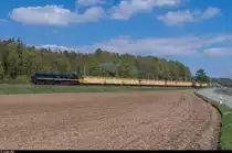 Die DLM Modern Steam Dampflok 52 8055 zieht am 19. April 2016 ihren aus 10 ehemaligen Postwagen bestehenden Güterzug zwischen Andelfingen und Marthalen in Richtung Schaffhausen. Die Wagen sind an das Dampfzentrum Winterthur vermietet und werden von diesem als Lager gebraucht.<br>
Es war seit Jahrzehnten der erste Einsatz einer Dampflokomotive vor einem Güterzug in der Schweiz, der nicht für die Fotografen fuhr. 