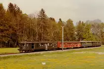 EBT/VHB/SMB: Regionalzug der VHB aus dem Jahre 1980 auf der Fahrt nach Burgdorf zwischen Lützelflüh-Goldbach und Hasle bei Burgdorf.

Auch noch nach 36 Jahren konnte die Zusammensetzung dieses Planzugeszuges von Rolf Hertli wie folgt erkannt werden:

BDe4/4 Bj.1946/47, B 501-504, 551-554 Bj. 1964, Bi 521-524 Bj.1934 (523 und 524 sind bei der DBB als „Sennhütte“ und „Schmucktruckli“ erhalten), Bi 527-531, 536-538 Bj.1945/ 47 (527, 528, 538 bei VHE)

Walter Ruetsch

   



