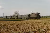 EBT/VHB/SMB: Regionalzug der EBT aus dem Jahre 1980 auf der Fahrt nach Solothurn zwischen Aefligen und Utzenstorf.

Auch noch nach 36 Jahren konnte die Zusammensetzung dieses Planzugeszuges von Rolf Hertli wie folgt erkannt werden:

Be 4/4 Bj. 1932/33, BDi 721/722 (ex ABDi) Bj. 1955  (722 bei VHE), Bi Bj.1945/47, Bi (ex SBB), Bi  Bj. 1934

Foto: Walter Ruetsch
 