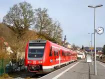 Der Dieseltriebwagen mit Neigetechnik 612 981 / 612 481 (95 80 0612 981-0 D-DB / 95 80 0612 481-1 D-DB), ein Bombardier  RegioSwinger  der DB Regio Bayern, ex DB 612 181-8 / 612 181-8 am 27.03.2015, als RE von Lichtenfels nach Nürnberg, beim Halt im Bahnhof Trebgast.

Der Zweiteilige Dieseltriebzug wurde 2003 von Bombardier unter den Fabriknummern 24172 / 24171 gebaut. Dieser VT 612 ist einer von den 17 ehemaligen „Fernverkehrs-RegioSwinger“, und hatte das IC-Farbschema.

Neigetechnik
Der VT 612 ist ein zweiteiliger Dieseltriebzug mit Neigetechnik. Die Neigetechnik erlaubt das bogenschnelle Fahren. Durch das bogenschnelle Fahren kann die Geschwindigkeit im Vergleich zu „herkömmlichen“ Schienenfahrzeugen in kurvenreichen Strecken wesentlich erhöht werden, da sich das Fahrzeug bis zu 8 Grad neigen kann. Ähnlich wie ein serpentinenpassierender Motorradfahrer durchfährt der Zug die Kurve, was erhebliche Fahrzeitverkürzung möglich macht. Voraussetzung hierfür ist jedoch nicht nur die Fahrzeugtechnik, sondern auch umfangreiche technische Anpassungen an den Gleis- und Signalanlagen entlang der Strecke und den Bahnhöfen.

Im Dezember 2015 wurde bei einem Fahrzeug der Baureihe 612 ein technischer Fehler in einem Bauteil des Neigetechnik-Antriebs gefunden. Aufgrund dessen wurde die Neigetechnik zum 19. Dezember 2015 bei den Baureihen 611 und 612 vorübergehend abgeschaltet und sie verkehrten mit konventioneller Kurvengeschwindigkeit. Das Bauteil wurde gegen ein entsprechend geändertes bzw. verstärktes Bauteil ausgetuscht. Die Triebzüge mit dem neuen Teil dürfen wieder mit Neigetechnik, man kann sie sehr gut an dem runden blauen Aufkleber in der Windschutzscheibe erkennen.

Der Antrieb erfolgt durch zwei Cummins QSK-19 6-Zylinder-Diesel- Reihenmotore, die Kraftübertragung erfolgt hydraulisch über ein Strömungsgetriebe (Antrieb diesel-hydraulisch).

Technische Daten:
Spurweite: 1.435 mm (Normalspur)
Achsformel: 2’B’+ B’2’
Länge über Kupplung (Scharfenberg): 51.750 mm
Drehgestellachsstand:  2.450 mm
Höhe: 4.124 mm
Breite: 2.852 mm
Treibrad- und Laufraddurchmesser: 890 mm
Eigengewicht: 93 t
Dienstgewicht: 116 t
Motorleistung: 2x 560 kW
Höchstgeschwindigkeit: 160 km/h
Sitzplätze: 146 
Fußbodenhöhe: 1.290 mm