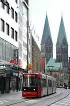 BREMEN, 25.10.2015, Straßenbahnlinie 3 nach Gröpelingen in der Straße Am Markt; im Hintergrund der St. Petri Dom