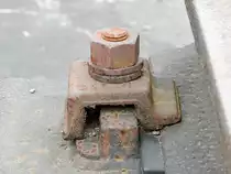 Sie wird schon lange nicht mehr verbaut und doch findet man sie noch oft. Eine Richtklemmplatte wird in Weichen eingebaut. 

Bochum Dahlhausen 16.04.2016