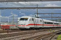 ICE 401 075-7 durchfährt den Bahnhof Muttenz. Die Aufnahme stammt vom 16.04.2016.