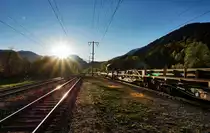 Die Abendsonne bringt die Gleise im Bahnhof Dellach im Drautal zum glänzen.
Aufgenommen am 14.4.2016