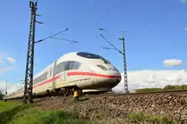 Nach dem Michael vorgeschlagen hat das Bild anders aus zu richten, nach der Verteilerdose und dem Bürohaus im Hintergrund, bin ich seinem Wunsch nachgekommen 
und habe das Bild des ICE 4652 Arnhem so geändert noch einmal hoch geladen.
Bild vom 17.4.2016