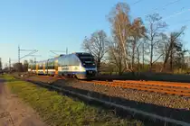 Der VT 735 (95 80 0643 408-7+95 80 0943 408-4+95 80 0643 908-6 D-NEBB) fährt am 17.04.2016 auf seiner Heimfahrt auf der RB 54 von Rheinberg (Mark) nach Berlin Gesundbrunnen durch Nassenheide.