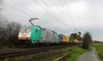 Die Cobra 2834 kommt aus Richtung Aachen-West und fährt die Gemmenicher-Rampe hoch mit einem langen Containerzug aus Gallarate(I) nach Zeebrugge(B) und fährt in Richtung Montzen/Belgien. 
Aufgenommen an der Montzenroute am Gemmenicher-Weg. 
Bei Sonne und Wolken am Abend vom 14.4.2016. 
 
