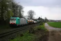 Die Cobra 2840 kommt aus Richtung Aachen-West und fährt die Gemmenicher-Rampe hoch mit einem langen gemischten Güterzug aus Köln-Gremberg(D) nach Antwerpen-Noord(B)  und fährt in Richtung Montzen/Belgien. 
Aufgenommen an der Montzenroute am Gemmenicher-Weg. 
Bei Sonne und eines Regenschauers am Abend vom 14.4.2016.