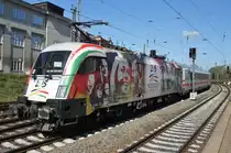 182 521-5 und 182 526-4 sind am 21.4.2016 mit IC1074 von Stuttgart Hbf. nach Hamburg-Altona unterwegs. Hier verlassen sie den Hauptbahnhof der Hansestadt.