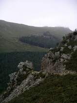 Blick auf den steilen Teil der Strecke hoch zum Gipfel, auf dem zwei Z�ge unterwegs sind. 
Die Bahn bew�ltigt einen H�henanstieg von 736 m. Die Bergstation liegt auf 905 m H�he. Direkt auf dem Gipfel, welcher an diesem Tag leider etwas neblig war, verl�uft die Staatsgrenze zwischen dem franz�sischen und dem spanischen Teil des Baskenlandes.
23.09.2004