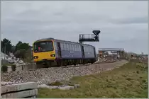 Der Triebzug 143 612 der als GWR Service 1115 von Paignton nach Exmouth unterwegs und wird in Dalwish Warren über eine abgelenkte Weiche einfahren. Dies, weil nur die Durchgangsgleise keinen Bahnsteigkante aufweisen und der Zug zudem eine ausserordenliche Überholung abwarten muss.
18. April 2016 