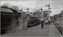 Anno 2016 - erstaunlich viele Museumsbahnen bieten auch heute noch einen Einblick in  vergangen Zeiten . Dieses Jahr besuchten wir die 1960 gegründete die Bluebell Railway, eine der ältesten Museumsbahnen Grossbritanniens.
Auf dem Bild ist die 73082 zu sehen, die in Horsted Keynes auf den Gegenzug wartet. 
23. April 2016
