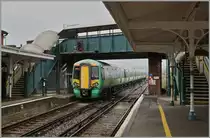 Es wäre in Grossbritannien kaum so grün, wenn es nicht hin und wieder Regnen würde. Der Treibzug 377 112 der Southern unterwegs von Porthmout nach London Victoria fährt ohne Halt durch Bahnhof von Arudel. Der Bahnhof liegt eine knappe Meile vom äusserst sehnswerten Ort mit eindrücklichem Schloss entfernt und lohnt auf jedenfall einen Besuch.
22. April 2016