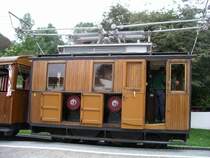 Detailblick auf die in der Schweiz 1914 gebaute SLM/BBC Drehstromlok, Achsfolge Bzz.
Man sieht sch�n die beiden sich fest mit 750 Umdrehungen per Minute drehenden 160 PS Drehstrommotoren, welche je ein Zahnrad antreiben.
Der Streckenbau war 1912 begonnen worden. Durch den Ausbruch des 1. Weltkriegs wurde die Strecke erst 1924 fertig und er�ffnet. Da war die Drehstromausr�stung der Strecke eigentlich schon wieder veraltet, aber man hatte nun die Loks und die Ausr�stung und sie funktioniert bis heute.

23.09.2004
