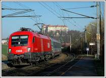 Bei diesem Zug, bespannt mit 1116 269, k�nnte es sich um den EN 429  Spree-Donau-Kurier  von Berlin Wannsee nach Wien Westbahnhof handeln (normalerweise mit einer 101 bespannt). Aufnahme vom 11.3.2007 bei der Durchfahrt der Haltestelle Hofstatt am Anzbach mit der Burg Neulengbach im Hintergrund. Es k�nnte auch der CNL 313 aus Dortmund (normalerweise auch mit einer Badewanne bespannt) Es ist sicher nicht der Orient Express, denn der ist mir im Zug in dem ich gesessen bin, entgegen gekommen. Noch eine (wahrscheinliche M�glichkeit) – ein Leerzug.

(Altes Bild gel�scht und noch einmal nachbearbeitet und gedreht)