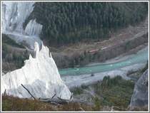 Der Wanderweg f�hrt hier ganz nah am Abgrund vorbei mit einer tollen Sicht auf die scharfen Kalkzinnen, die sich hier mit der Erosion gebildet haben. RE 1265 kurz vor Versam-Safien. (26.03.2007)
