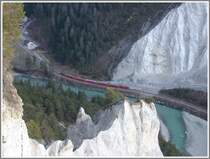 RE 1265 f�hrt in die Station Versam-Safien ein. Von hier oben mutet die RhB wie eine Modelleisenbahn an. (26.03.2007)