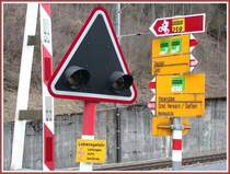 Wander- und Bikewegweiser beim Bahn�bergang in Valendas-Sagogn. (26.03.2007)