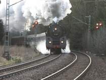 BR 01 519 mit ihrem Sonderzug in voller Fahrt am B� R�mer am km 64,4 der Schwarzwaldbahn (7.1.07)