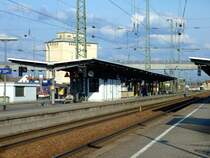 Gleis 4 mit Warte,-und Informationsraum.