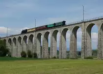 DBB: Der Dampfzug mit der Eb 3/5 5810 /ehemals SBB) + Bi 523 + 524 + C2 +C2 auf der Hinfahrt von der Werkstätte Konolfingen zum Spargelfest Kerzers vom 7. Mai 2016. Der Sonderzug wurde auf dem Gümmenen Viadukt verewigt.
Foto: Walter Ruetsch