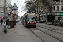 Wien Wiener Linien Straßenbahn: Wagentypen in Betrieb im Feber / Februar 2016: ULF-Tw B1. - Der Tw B1 740 erreicht am 14. Feber / Februar als SL 67 die Hst. Favoritenstraße in der Quellenstraße.