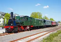 Die Dampflok  Waldbröl  des Eisenbahnmuseums Dieringhausen steht am 05.05.2011 mit dem Museumszug Bergischer Löwe im Bf Wiehl zur Abfahrt nach Gummersbach-Dieringhausen bereit.

Die Lok wurde 1914 unter Fabrik-Nr. 2243 von der Maschinenfabrik Arnold Jung Lokomotivenfabrik GmbH in Jungenthal b. Kirchen a.d. Sieg für die Kleinbahn Bielstein-Waldbröl gebaut und dort als Lok  Waldbröl  bezeichnet. Sie ähnelt sehr stark der Preußischen T 3, so ist auch die heutige UIC Nummer 90 80 00 89 984-3 D-EMD.

Nach der Streckenstillegung (1966) war sie als Denkmal abgestellt und 42 Jahre kalt. Heute ist die Dampflok  Waldbröl  des Eisenbahnmuseums Dieringhausen das Zugpferd des Projekts  Bergischer Löwe .

TECHNISCHE DATEN:
Hersteller: Arnold Jung Lokomotivfabrik GmbH, Jungenthal b. Kirchen a.d. Sieg
Fabriknummer: 2243
Baujahr: 1914
Spurweite: 1.435 mm (Normalspur)
Achsfolge C
Typ: C n 2 t
Länge über Puffer: 9.050 mm
Rad - Durchmesser: 1.100 mm
Radstand gesamt: 3.000 mm
Gewicht: 40 t
Brems - Gewicht: 28 t
Leistung: 370 PS
Höchstgeschwindigkeit: 40 km/h
Kesselüberdruck: 13 bar
Heizfläche: gesamt: 86 m²
Rostfläche: 1,5 m²
Zylinderdurchmesser: 400 mm
Zylinderhub: 550 mm
Steuerung: Bauart Heusinger
Wasservorrat: 4,5 m³
Kohlenvorrat: 1,5 m³
Kaufpreis: 36 200 Reichsmark 

Bei den Wagen handelt es sich um einen Gepäckwagen und drei Donnerbüchsen.