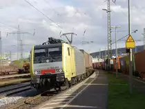 Eine Gelbe BR 189 zieht einen Gemischten Güterzug durch Würzburg-Zell in Richtung Gemünden (Main).