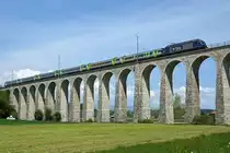 BLS: Re Bern-La Chaux de Fonds mit einer Re 465 beim Passieren des Gümmenen Viadukts am 7. Mai 2016.
Foto: Walter Ruetsch